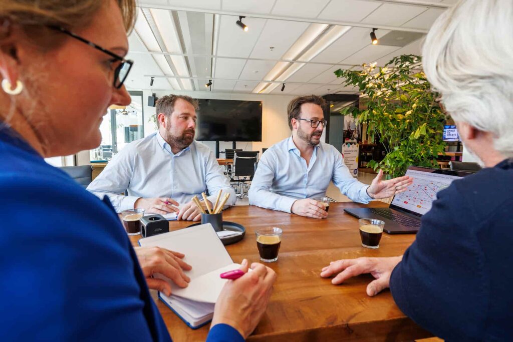 Professionals bespreken praktijkvraagstukken tijdens een Community Round Table van Connected Movement