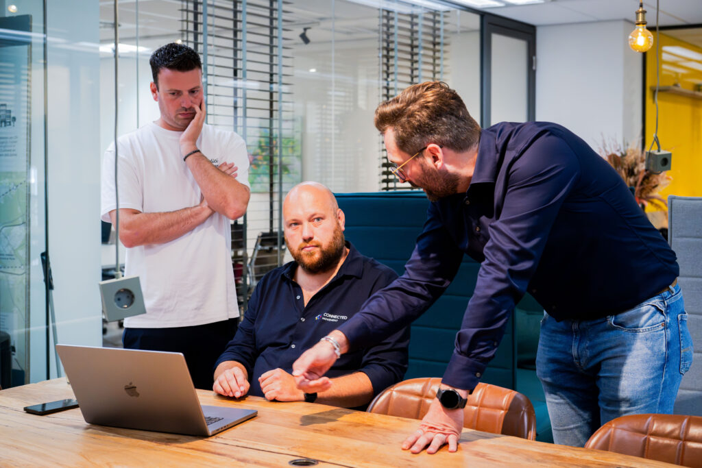 AI Change, deelnemers werken met AI in groepjes
