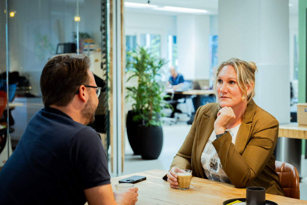 Teamleider in gesprek met haar collega