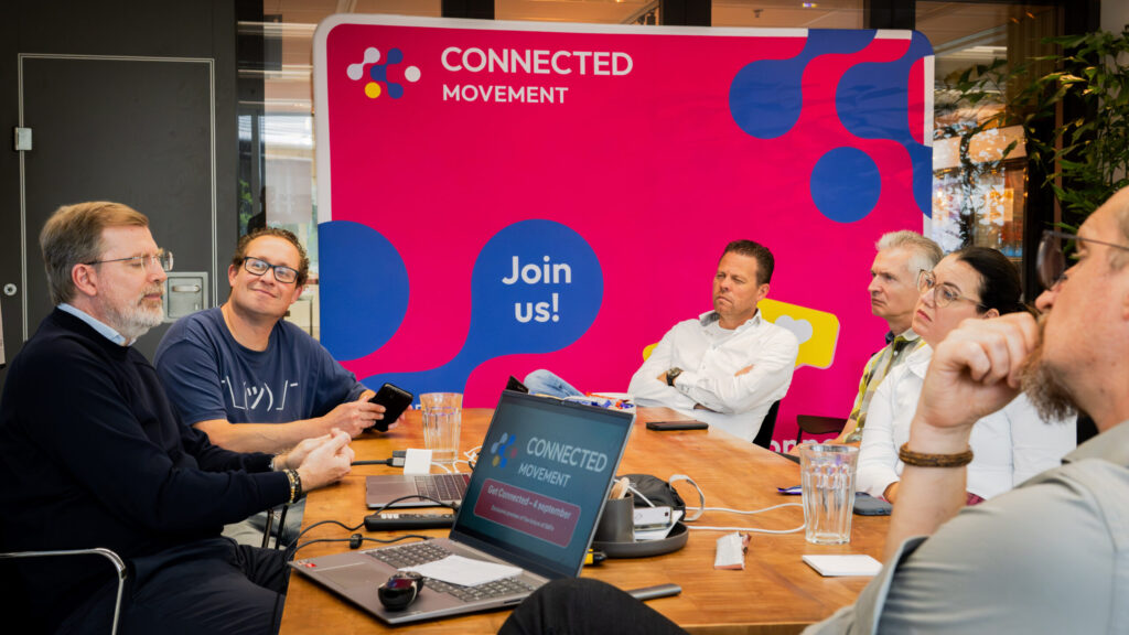 Peers met elkaar in gesprek tijdens een intervisie/ round table