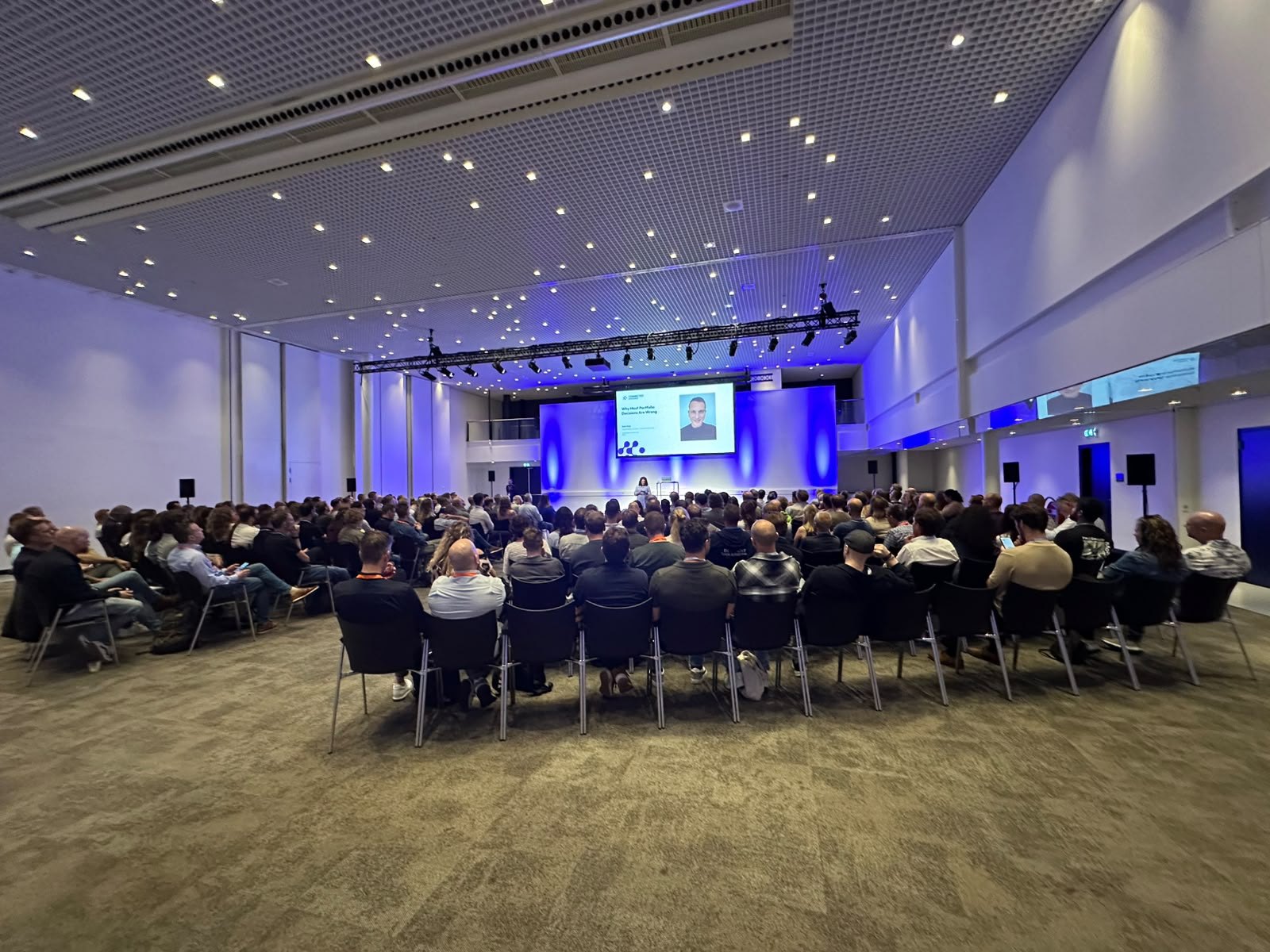 Sukie Kang presenteert Why Most Portfolio Decisions Are Wrongly Made in de grote zaal van het Product Owner Event 2026